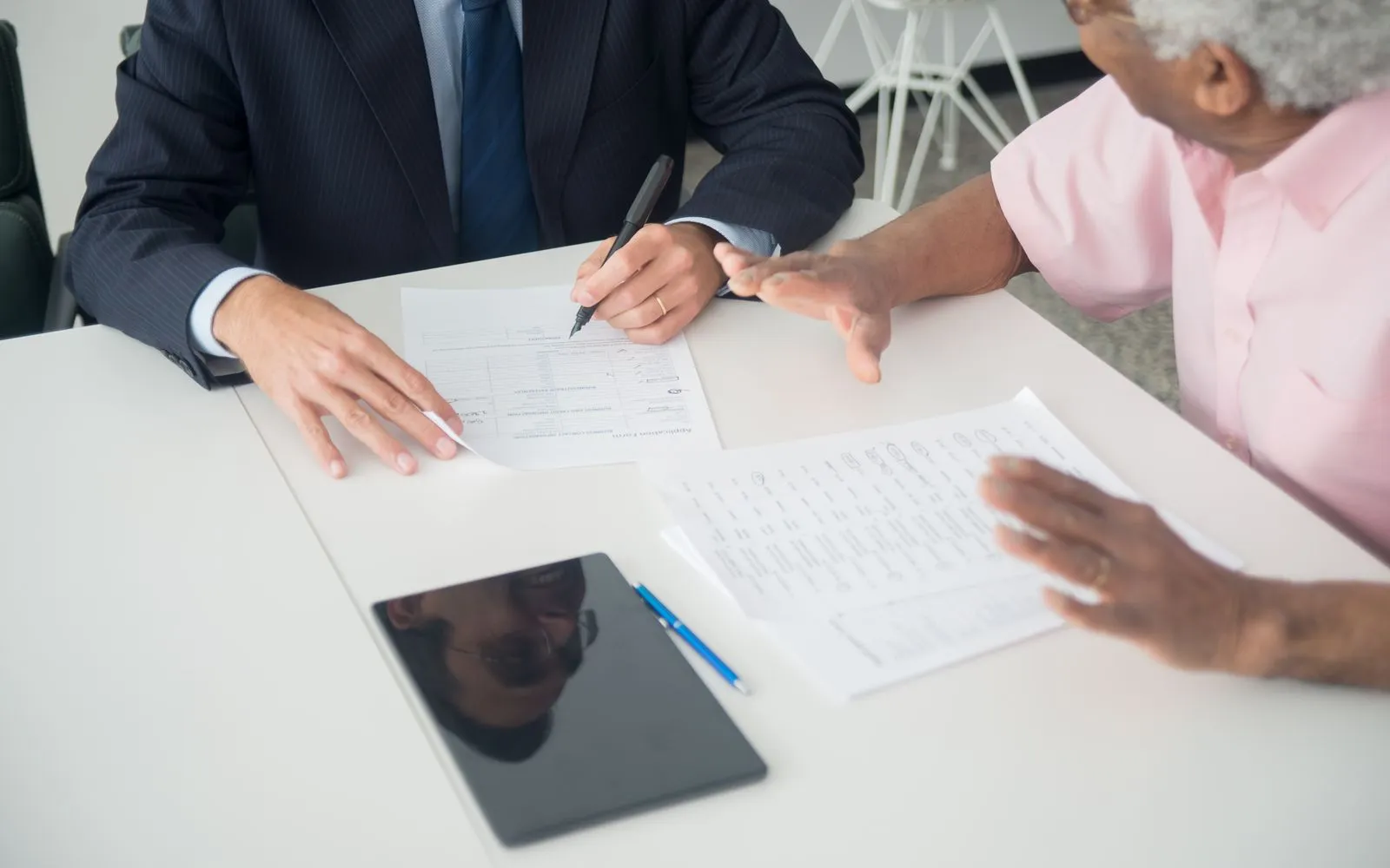 Un conseiller explique un contrat à un couple assis face à lui