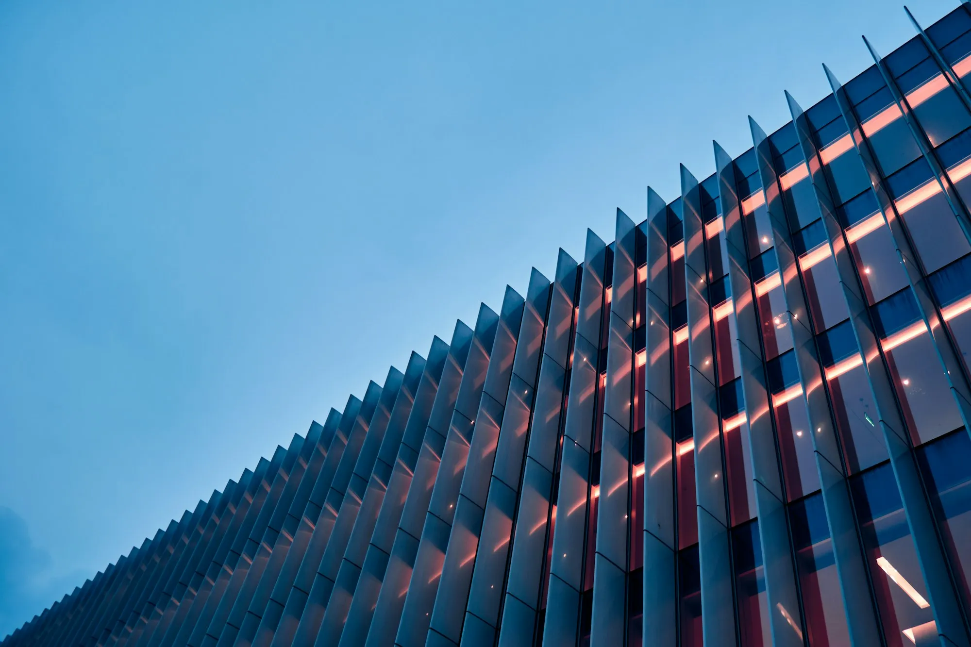 Façade d'un immeuble de bureaux en contre-plongée, en noir et blanc